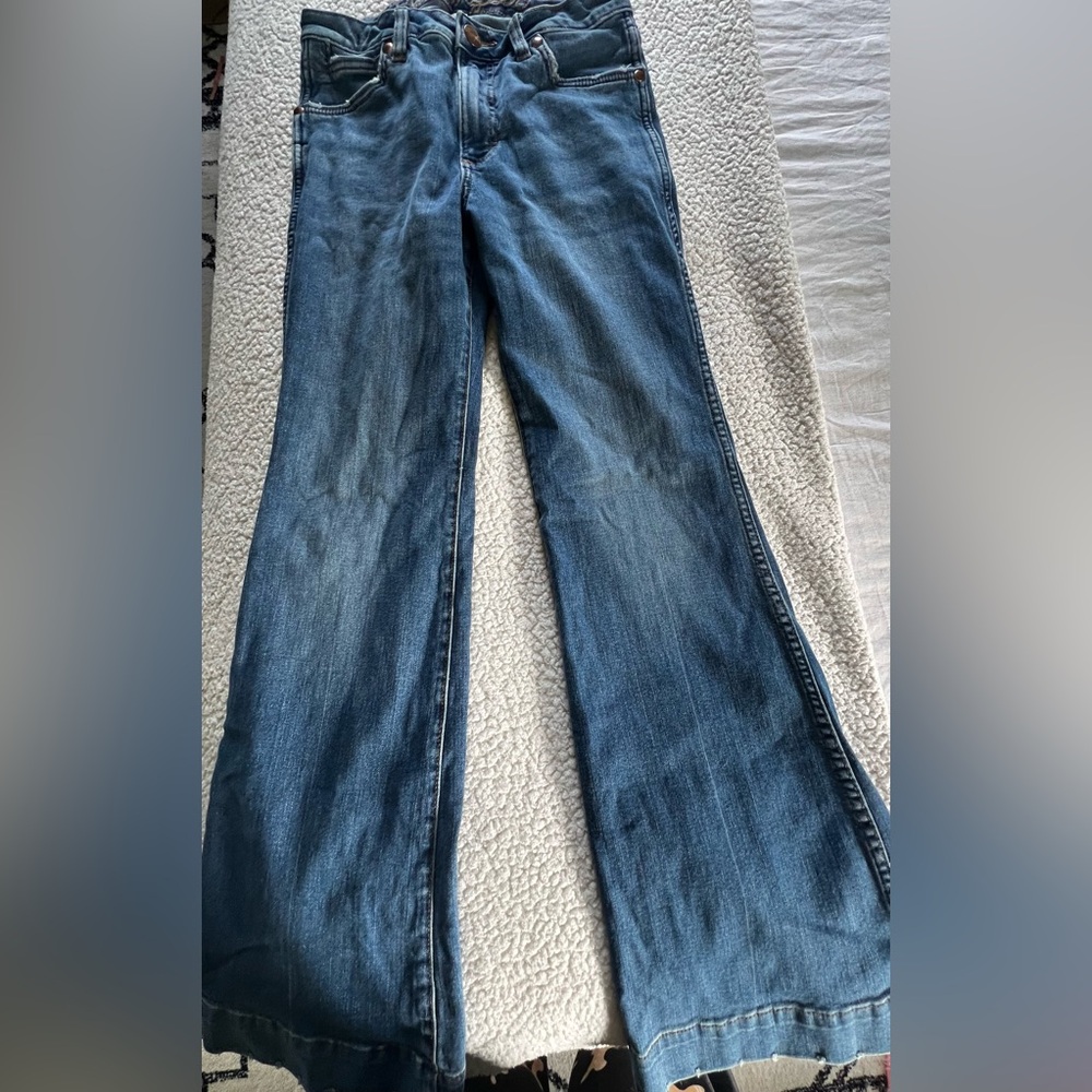 WRANGLER Trouser Bootcut Light-wash Denim Jeans with Flared Bottoms.